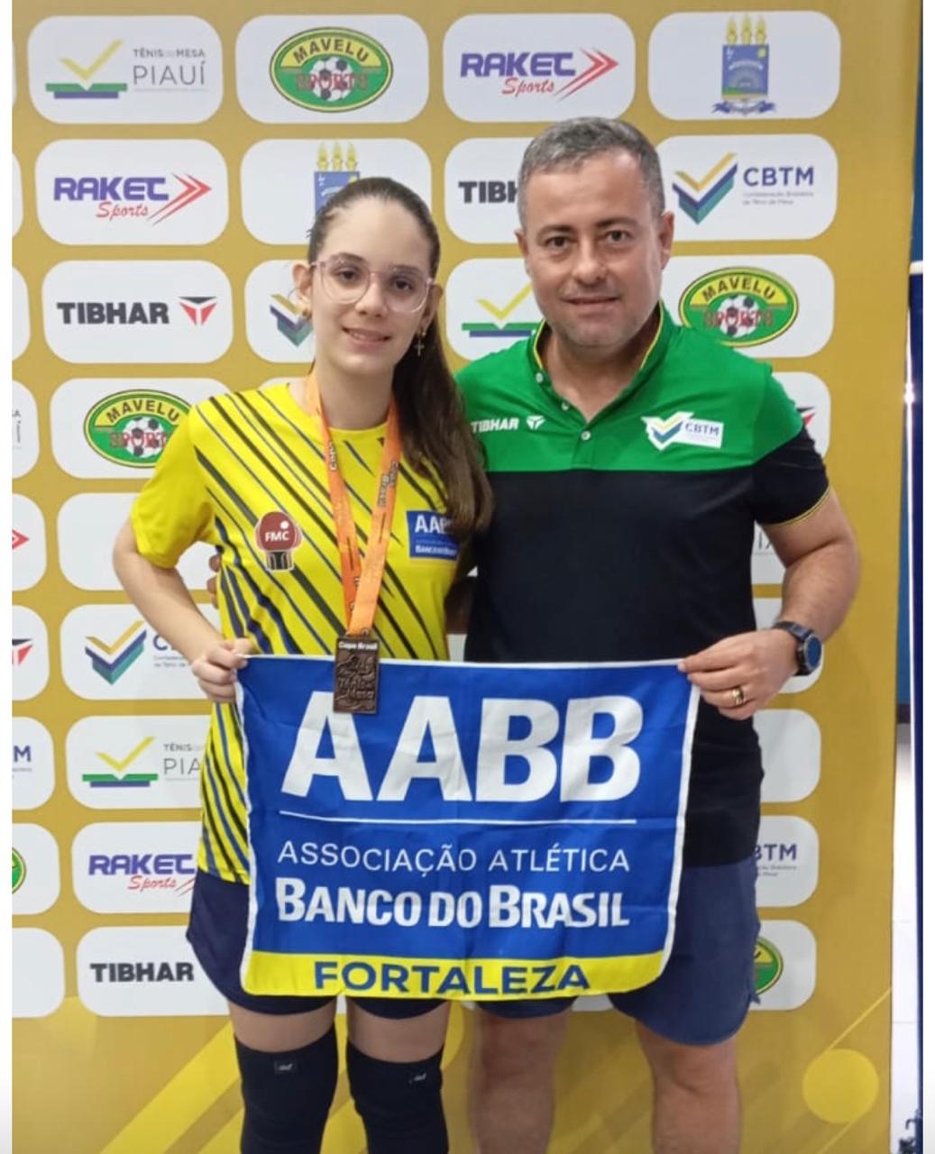 Atleta Bianca Vasconcelos e o atleta e técnico Moacir Figueiredo, destaques da premiação